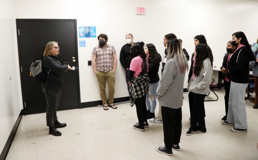 Wendy Wheeler, BART’s Group Manager of Systems and Data Analytics Engineering, with field trip attendees. Jeff Martz, Senior Com